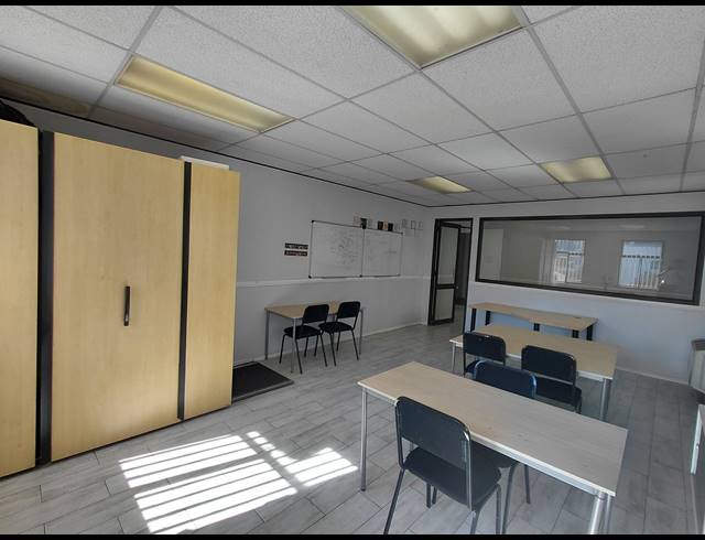 122M² OFFICE TO LET IN LYME PARK
